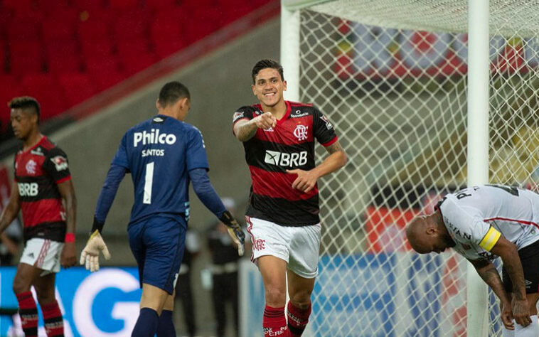 O atacante Pedro foi convocado por Tite de última hora e é uma das três baixas do Flamengo para a primeira partida das quartas da Copa do Brasil, contra o São Paulo, no dia 11 e para a 21ª rodada do Brasileirão, contra o Atlético Goianiense, no sábado (14). Pedro foi chamado como opção para o lugar de Neymar, que apesar da lesão sofrida, ainda está na lista e deve se apresentar com o restante do grupo, no dia 9.