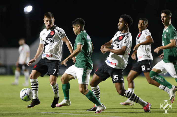 GOIÁS - Sobe: O atacante Fernandão deu bastante trabalho à defesa do Vasco e entregou o gol de bandeja para o meia Shaylon. Os atacantes Rafael Moura e Douglas Baggio entraram bem e quase fizeram o gol da virada. Desce: O atacante argentino Keko desperdiçou uma chance incrível no primeiro tempo. Além disso, errou praticamente todas as tentativas de criação.