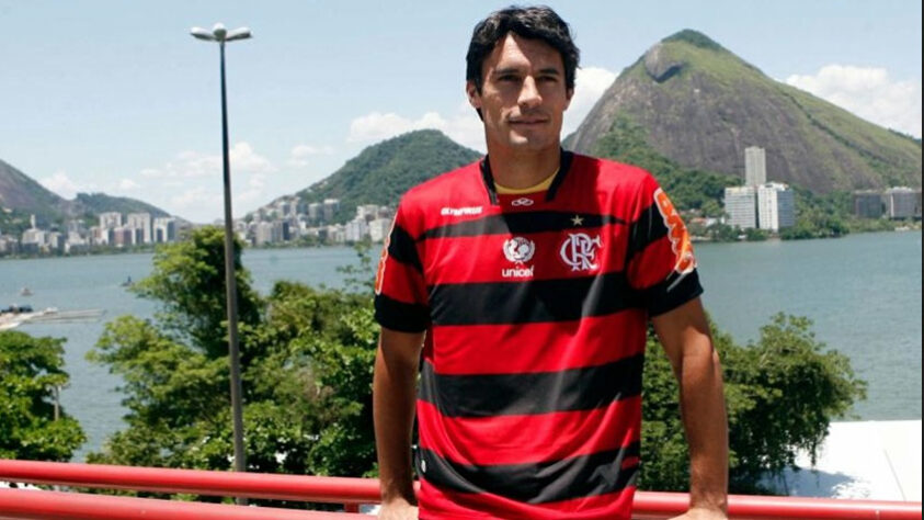 González - Outro que já pendurou as chuteiras. Após passagem sem brilho pelo Flamengo, o chileno rodou mais alguns times e se aposentou em 2018.