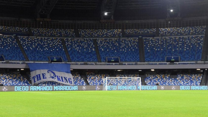 Além disso, o Estádio San Paolo, na cidade de Nápoles, foi decorado com imagens, cartazes e faixas de Diego. Uma foto do astro ficou em exibição no telão durante toda a partida. Aos 10 minutos, os jogadores pararam o jogo para bater palmas. 
