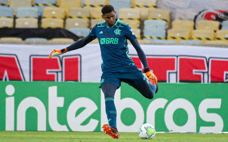 Hugo, goleiro do Flamengo e destaque do time, também passou pelas mãos do profissional.