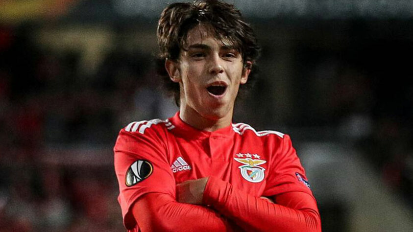 1º – Benfica - O clube português soma 1,1 bilhão de euros (R$ 7,3 bilhões) em vendas de jogadores no período. Destaque para a ida de João Félix para o Atlético de Madrid, na temporada 2019/2020, por 127,2 milhões de euros (R$ 846 milhões, na cotação atual).