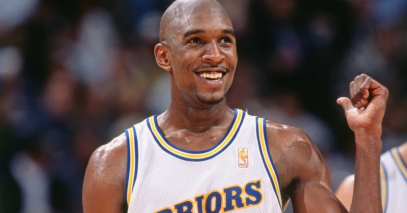 10 – Joe Smith (1995 – Golden State Warriors): O ex-pivô até teve uma carreira longa na NBA e acabou se tornando um bom role player, mas nada que sustente o nível de expectativa para uma primeira escolha de draft. Em 21 temporadas na NBA, Joe Smith teve médias de 10.9 rebotes e 6.4 rebotes. O Warriors poderia ter selecionado os ala-pivôs Rasheed Wallace ou Kevin Garnett naquela oportunidade.