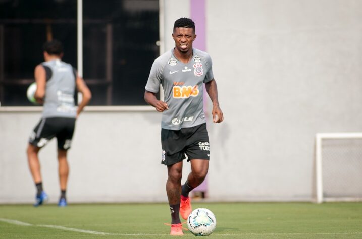 NEGOCIANDO - Fora dos planos do Corinthians para esta temporada, o atacante Jonathan Cafú é alvo do Giresunspor, da Turquia. A equipe turca já enviou proposta para o Timão, mas internamente o negócio não é visto com muito otimismo. A ideia da equipe europeia é ter o atacante emprestado gratuitamente até o fim do ano, arcando apenas com os salários. Há também o interesse na fixação do passe em 1,5 milhão (R$ 8 milhões).