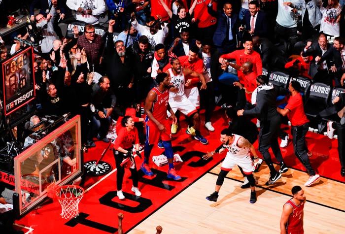 Só acaba quando a bola caí: No jogo 7 das Finais da Conferência Leste da NBA, Toronto Raptors e Philadelphia 76ers estavam empatados. Kawhi Leonard teve a chance de decidir a partida e contou com muita sorte. Ao arremesar, a bola pingou três vezes no aro antes de cair, sacramentando a vitória dos Raptors.