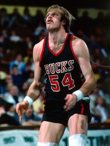 5 – Kent Benson (1977 - Milwaukee Bucks): Mais um jogador que chamou a atenção pela sua atuação no Final Four e não vingou na NBA. O pivô chegou ao Bucks e, logo no seu primeiro jogo no basquete profissional, acabou dando uma cotovelada em Kareem-Abdul Jabbar, que ababou retribuindo com um soco, quebrando a sua mandíbula. Em 11 anos e com passagens por Pistons, Jazz e Cavaliers, Benson teve médias de 9.1 pontos e 5.7 rebotes.