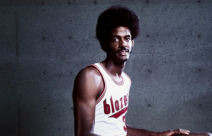 2 – LaRue Martin (1972 – Portland Trail Blazers): talvez você nunca tenha ouvido sequer falar dele, mas Martin foi escolhido pelo Portland Trail Blazers no draft de 1972. A franquia rejeitou nomes como Bob McAdoo e Julius Irving, por um jogador que registrou apenas 5.3 pontos e 4.6 rebotes por jogo.