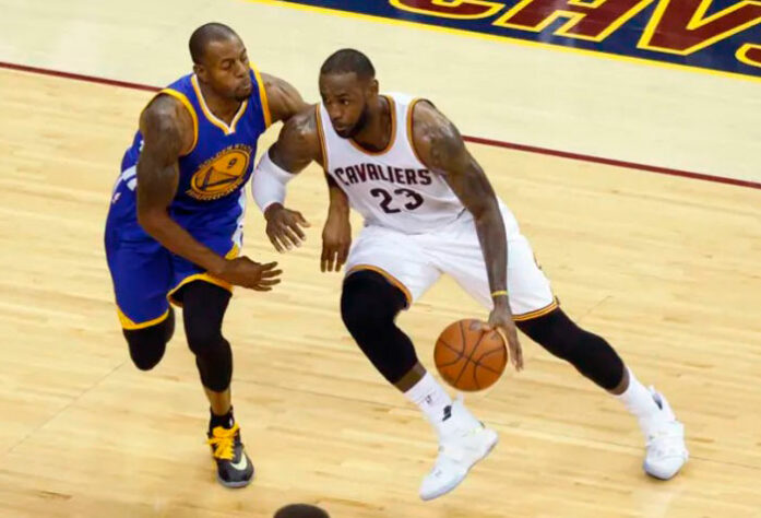 Lebron James faz história em Cleveland: Nas finais da NBA de 2016, o Cleveland Cavaliers perdia a série contra o Golden State Warriors por 3 a 1. Nenhum time na história da liga americana conseguiu uma virada nas finais com essa desvantagem. Foi quando Lebron James carregou o Cavs nos últimos quatro jogos e levou o time de Ohio ao seu primeiro título na NBA.