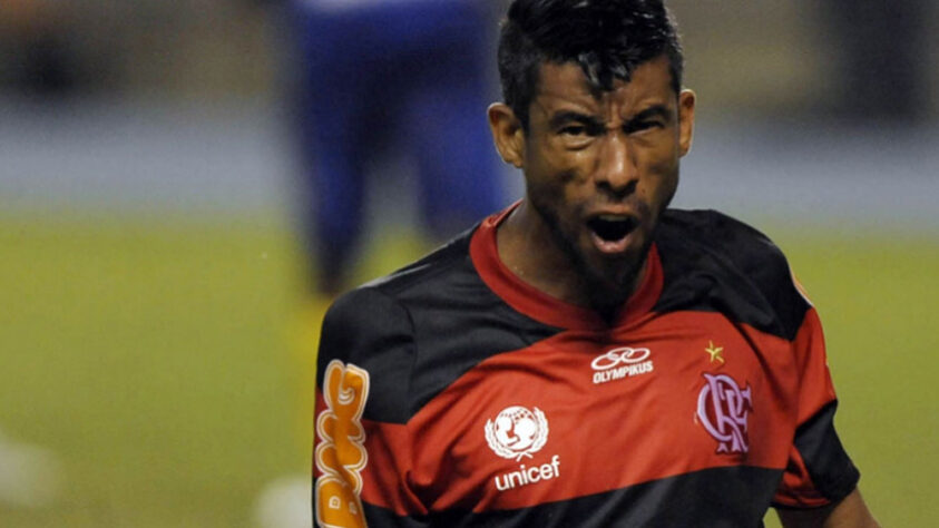 Ídolo e multicampeão pelo Flamengo, Léo Moura ficou marcado negativamente no Palmeiras com a queda para a Série B em 2002.