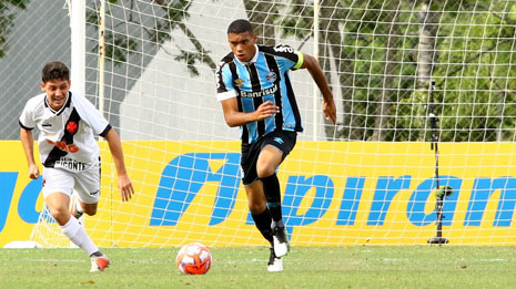 Lucas Araújo: meio-campista do Grêmio, 21 anos. Atuou por pouco tempo em uma partida da Libertadores.