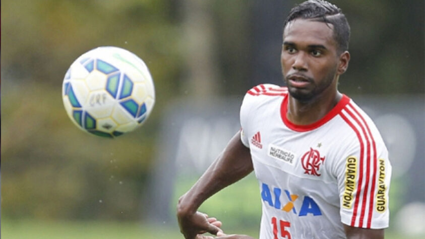 Luiz Antônio: cria das categorias de base do Flamengo, ele foi eleito o melhor jogador da final da Copa do Brasil 2013. Apesar do bom momento com a camisa do time, entrou na Justiça para rescindir com o clube. Em entrevistas recentes, já admitiu que se arrependeu da decisão que tomou quando era mais novo.