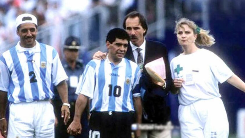 2º antidoping positivo - Em 1994, Maradona dava sinais de recuperação era o destaque da Argentina na primeira fase da Copa do Mundo. Mas, após a partida contra a Nigéria, foi novamente flagrado no exame antidoping, dessa vez por uso de efedrina, substância proibida e que melhora a parte física do atleta. Como punição, foi suspenso pela Fifa por 15 meses.