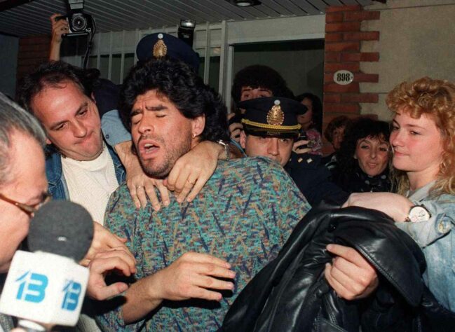 Depressão e prisão - Durante esse período, Maradona sofreu um quadro depressivo e, em abril de 1991, foi preso pela polícia de Buenos Aires por porte de drogas. Após pagar fiança, ele foi liberado.