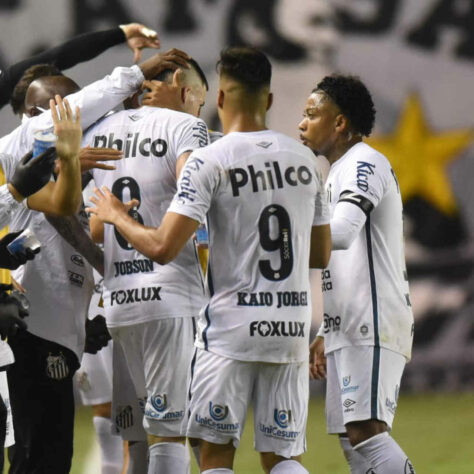 Em duelo pela 19ª rodada do Campeonato Brasileiro, neste domingo, na Vila Belmiro, o Santos contou com noite inspirada de Jobson e Marinho para vencer o Bahia por 3 a 1. Veja as notas do LANCE! para o Peixe no confronto contra o Tricolor de Aço. (Por Redação do LANCE!)