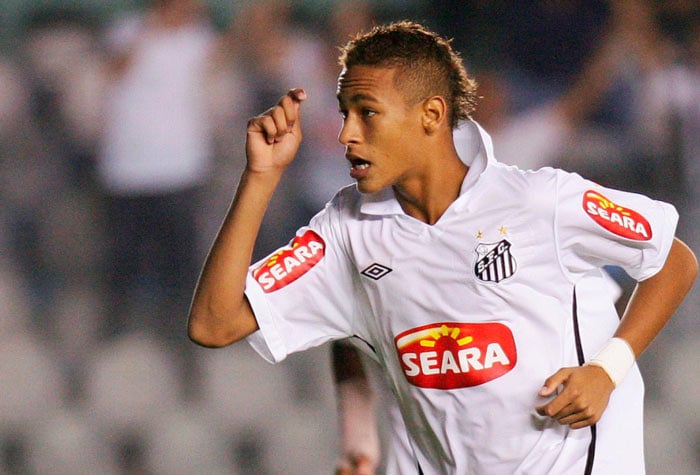 Neymar - Posição: atacante - Clube onde foi revelado: Santos - Clube que joga atualmente: Paris Saint-Germain