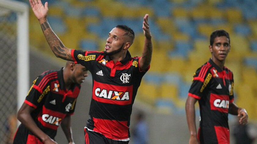 Paulinho: chegou em 2013 por empréstimo do XV de Piracicaba e não demorou muito para se tornar uma das principais armas ofensivas daquele time. Com o drible e a velocidade como características principais, ficou no Rubro-Negro até a temporada 2015. No ano seguinte, foi emprestado ao Santos.