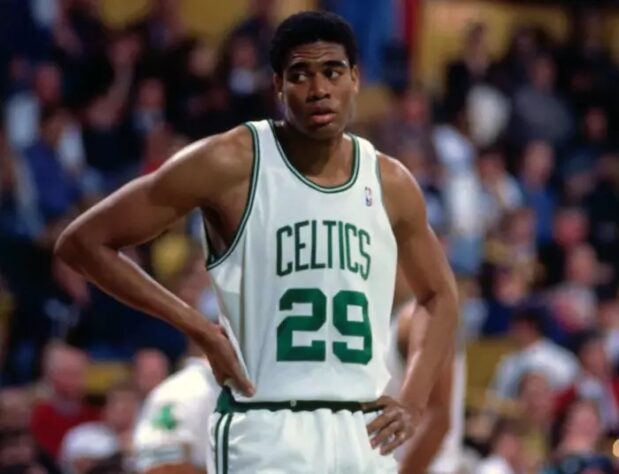 6 – Pervis Ellison (1989 – Sacramento Kings): Recentemente, o Sacramento Kings deixou passar o novo fenômeno da NBA, o esloveno Luka Doncic. E a franquia tem histórico de fazer péssimas escolhas mesmo. Entre elas, destaque para o pivô Pervis Ellison, que apesar de ter sido o melhor jogador do College em 1986, teve uma carreira decepcionante e marcada por diversas lesões. O Kings poderia ter escolhido nomes como Glen Rice, Tim Hardaway e Shawn Kemp.