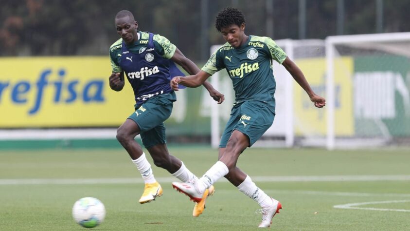 Pedro Acácio (à direita) (18 anos - meia): Ganhou a primeira chance com Abel Ferreira e tem três jogos pelo Verdão, nenhum como titular.