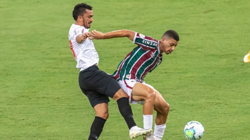 SOBE - Claudinho - O meia foi o principal jogador do Bragantino na partida. Organizando o meio, o jogador conseguiu criar algumas oportunidades na partida e deu muito trabalho para defesa do Fluminense. / DESCE - Segundo tempo - Após uma primeira etapa dominando o Tricolor, o Bragantino diminuiu a intensidade na segunda etapa e pouco assustou. 