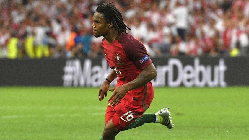 ESQUENTOU - Renato Sanches, meio-campista de Portugal e do Lille, é especulado no Milan, segundo o "La Gazzetta dello Sport". O nome do atleta é tratado como ideal para substituir Franck Kessie em caso de uma possível saída do marfinense nas próximas janelas de transferências.  O camisa 79 está em seu último ano de contrato com a equipe italiana e uma renovação parece muito difícil de acontecer nos próximos meses. O nome do atleta é especulado no Real Madrid e no Tottenham, o que deve criar um buraco na equipe de Stefano Pioli.