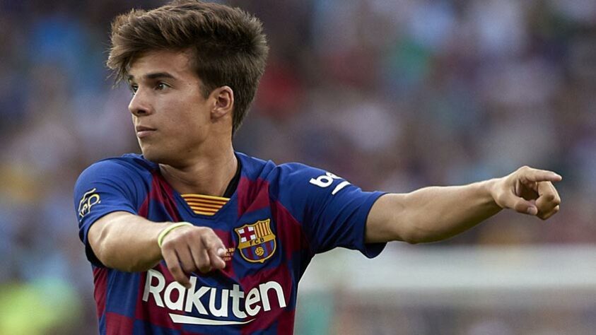 ESQUENTOU - Segundo o The Athletic, o meio campista, Riqui Puig deseja sair do Barcelona e os interessados em sua contratação são o Arsenal e o Leeds.