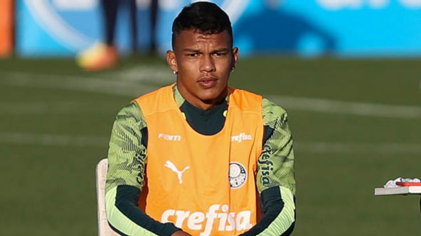 O Palmeiras é o clube com mais casos de coronavírus no elenco. Até essa sexta, 18 jogadores do Verdão tiveram o exame positivado. Gabriel Veron teve a confirmação no último domingo (15) e é um dos desfalques para o Palmeiras contra o Goiás, no sábado (21).