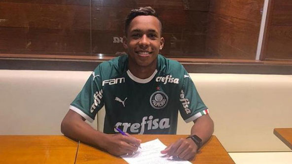 FECHADO - O Palmeiras contratou o atacante Kevin Lopes, de 17 anos, promessa do Desportivo Brasil para a base. No Alviverde Imponente, seu contrato será de empréstimo (cujo prazo não foi informado) com opção de compra. O vínculo do jogador com o Desportivo vai até 2024.