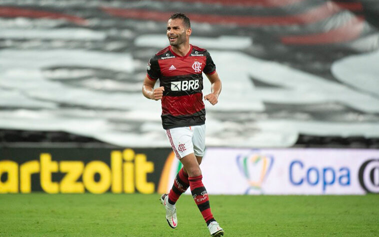 FECHADO - O Flamengo anunciou na tarde desta quinta-feira a renovação de contrato de Thiago Maia. O volante, que se recupera de uma lesão no joelho esquerdo, assinou contrato até junho de 2022, com opção de compra no mês de janeiro do mesmo ano. Ele pertence ao Lille, da França.