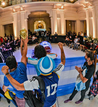 Milhares de argentinos saíram de suas casas para dar o último adeus ao ídolo Maradona. O velório do craque aconteceu nesta quinta-feira (26), na Casa Rosada, sede do governo argentino, em Buenos Aires. O clima é de emoção, tristeza e homenagem. Confira algumas fotos!