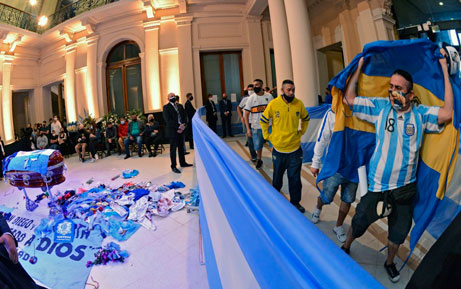 Alguns torcedores tentam se despedir de Maradona, na Casa Rosada, Buenos Aires.