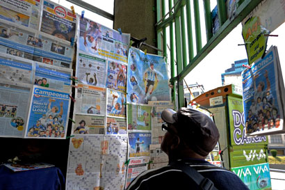 Jornais com Maradona na capa são expostos como forma de lembrança de um ídolo.