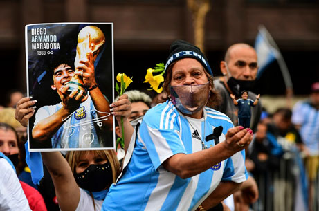 Muitas fotos e cartazes são usados para homenagear Maradona.