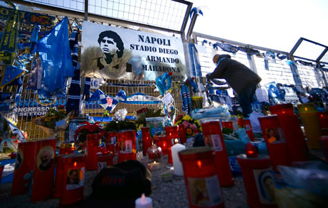 Maradona também é homenageado na cidade de Nápoles, onde se tornou "rei" com a camisa do Napoli.