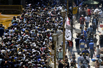 Uma multidão tomou as ruas da capital Buenos Aires para dar adeus a Maradona.