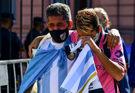 O clima de tristeza predomina entre os torcedores que foram se despedir do craque.