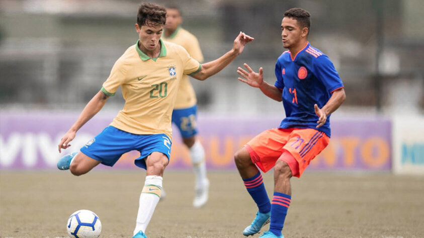 ESQUENTOU - O Palmeiras sondou a situação do meia Vinícius Zanocelo, da Ponte Preta. Aos 19 anos e com convocação para a Seleção Brasileira sub-20, o jovem despertou interesse da direção Alviverde para reforçar as categorias de base. A Ponte Preta nega que haja uma procura oficial do Verdão, mas pessoas ligadas ao atleta confirmaram ao NOSSO PALESTRA/LANCE! que o jogador conta com o desejo do Verdão e que isso já é conhecido. A Ponte não pensa em se desfazer de Zanocelo por menos de R$ 10 milhões, valor da multa para o mercado interno.