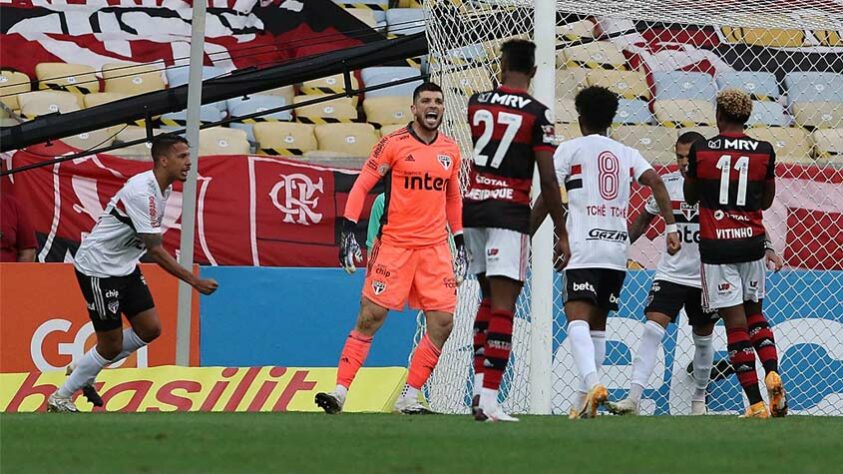 O Flamengo recebeu o São Paulo neste domingo no Maracanã, em jogo válido pela 19ª rodada do Campeonato Brasileiro. Pedro abriu o placar, mas Bruno Henrique e o próprio Pedro pararam no goleiro Tiago Volpi em cobranças de pênaltis, e o Mais Querido acabou goleado por 4 a 1. Confira as notas do LANCE! para os jogadores rubro-negros. (Por Núcleo Flamengo - reporterfla@lancenet.com.br)