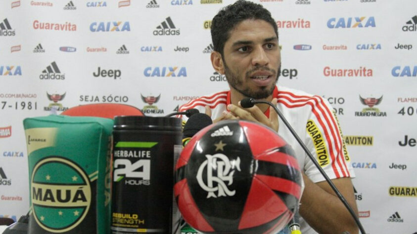 Wallace - Contestado pela torcida na época, o zagueiro atua pelo Vitória, na Série B do Brasileirão.