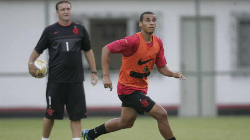 Welinton - Mais uma revelação que não conseguiu brilhar no Flamengo. Desde agosto, o zagueiro defende as cores do Besiktas, tradicional clube da Turquia.