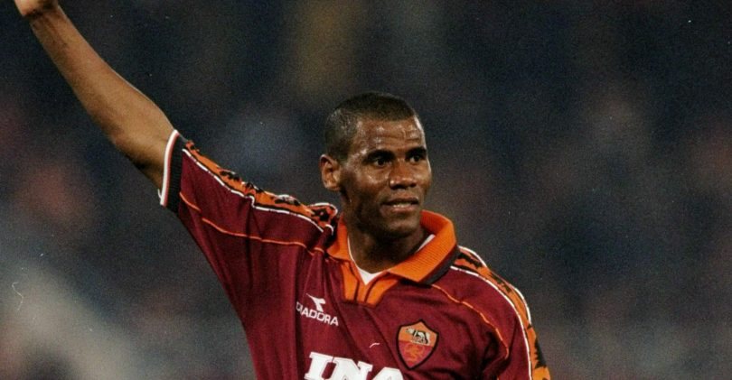 Na Roma, a camisa 6 foi aposentada por um bom tempo por conta do brasileiro Aldair, um dos maiores defensores da equipe. No entanto, em 2013, ele mesmo liberou que outro jogador a utilizasse