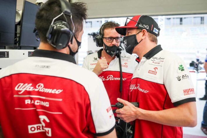 Kimi Räikkönen conversa com o time no Bahrein.