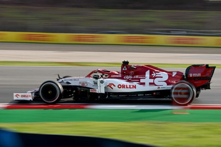 Campeão mundial em 2007, Kimi Räikkönen foi 16º.