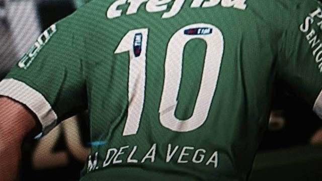 Em 2016, após não conseguir chegar a um acordo pelos direitos de imagem, a Konami não pôde usar o nome de Jorge Valdivia para o PES 2016. O chileno, à época jogador do Palmeiras, foi aparecia no jogo com o nome de M. Dela Vega. 