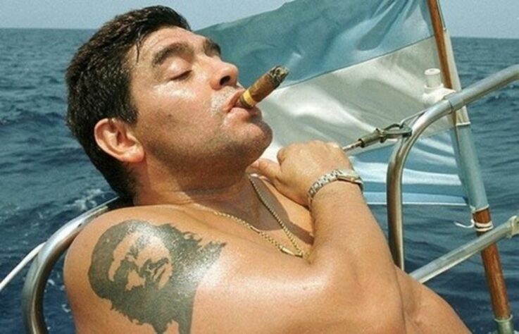 A relação de Maradona com figuras icônicas sempre foi motivo de polêmicas. O jogador tinha uma tatuagem de Che Guevara, o revolucionário argentino responsável pela Revolução em Cuba e em outros países. O camisa 10 nunca escondeu sua idolatria pelo compatriota. 