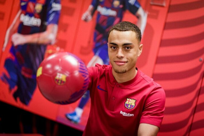 ESQUENTOU - Segundo o jornal italiano 'Gazzetta dello Sport', o Milan pode contratar o lateral-direito Sergiño Dest, do Barcelona. O estadunidense, que também pode atuar perto do ataque, é alvo da equipe rossonera nesta janela de transferências. A 'Gazzetta dello Sport' informa que o Milan busca um jogador para a sua lateral direita nesta temporada. Apesar de ter Alesandro Florenzi, jogador que pertence à Roma, como alvo, o time italiano conta com outras alternativas.