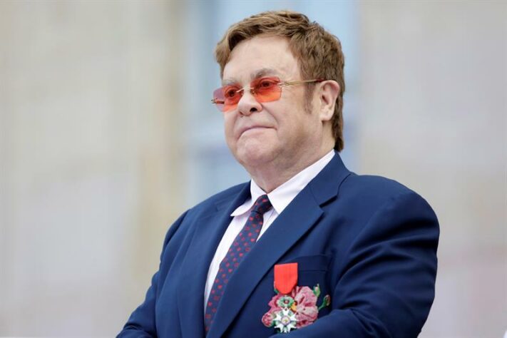 O cantor Elton John já foi presidente do Watford, seu time do coração. Apesar de atualmente não ser mais acionista majoritário, ele tem alguma participação no clube.