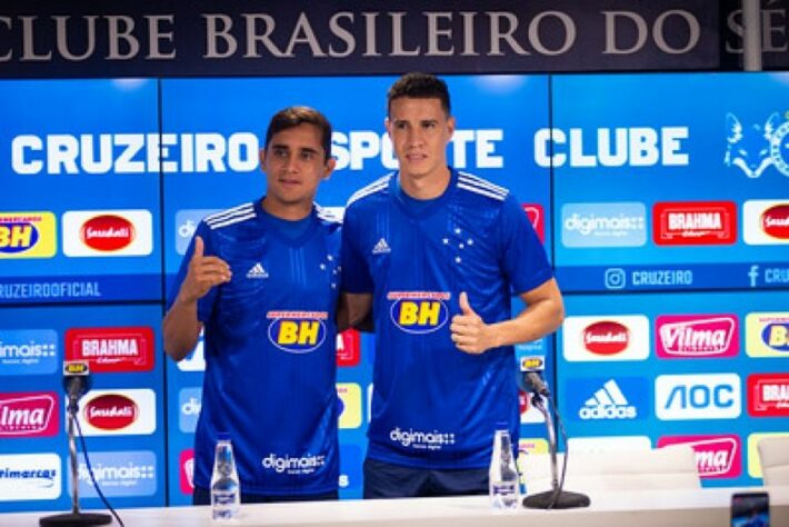 FECHADO - O Cruzeiro informou nesta sexta-feira, 13 de novembro que rescindiu os contratos dos meias Roberson (à direita na foto) e Matheus Índio, que não estão nos planos de Felipão para a sequência da Série B.