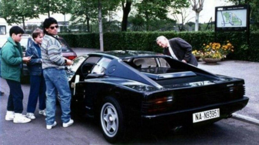 Em 1987, Maradona tinha em mãos uma Ferrari Testarossa pintada de preto. Entretanto, sem rádio e ar-condicionado, o modelo não agradou