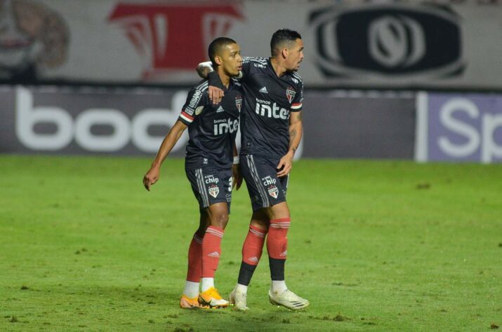 Em jogo morno neste sábado, no Morumbi, o São Paulo virou sobre o Goiás e venceu por 2 a 1. Fernandão abriu o marcador para o Esmeraldino. Brenner (foto) e Igor Gomes fizeram os gols do Tricolor e receberam as maiores notas do São Paulo no duelo. Confira as atuações do São Paulo no LANCE!. (Por Pedro Moura)