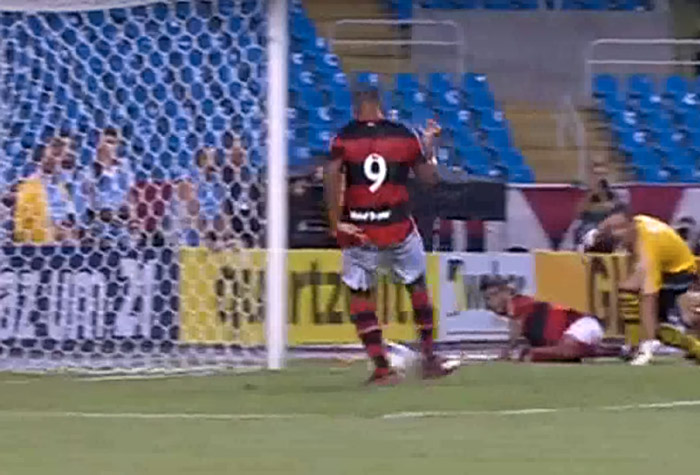 Gol perdido por Deivid: O atacante Deivid, do Flamengo, ficou marcado por um dos gols perdidos mais inacreditáveis do fitebol. Na semifinal da Taça Guanabara, contra o Vasco, o atacante recebeu uma bola praticamente embaixo do gol, sem goleiro e nenhum marcador por perto. Mesmo assim, ele conseguiu acertar a trave.